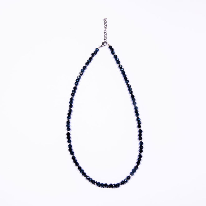 Κοντό κολιέ με κρύσταλλα 6mm blue black, silver αιματίτη ροδέλα και ατσάλινο κούμπωμα