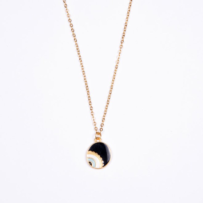 Κολιέ με ατσάλινη αλυσίδα gold, μοτίφ ματάκι σμάλτο μαύρο και ατσάλινο κούμπωμα