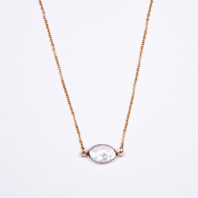 Κολιέ με ατσάλινη αλυσίδα, μοτίφ πέρλα με επίχρυσο δέσιμο, ατσάλινο κούμπωμα