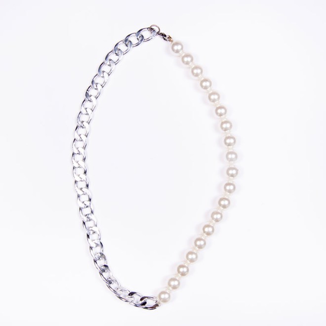 Κολιέ με αλυσίδα μεταλλική και ακρυλικές πέρλες λευκές, με ατσάλινο κούμπωμα
