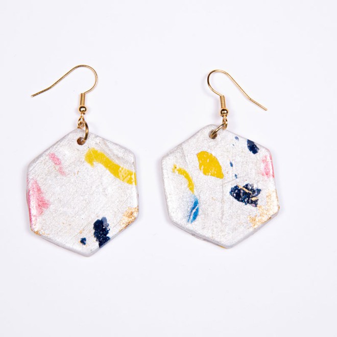Πολυγωνικά σκουλαρίκια από πολυμερικό πηλό white pearl multicolor και φύλλο χρυσού με χρυσό ατσάλινο γαντζάκι