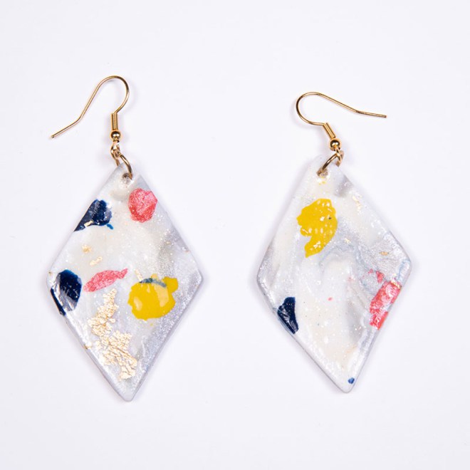 Σκουλαρίκια ρόμβος από πολυμερικό πηλό white pearl multicolor με φύλλο χρυσού και χρυσό ατσάλινο γαντζάκι