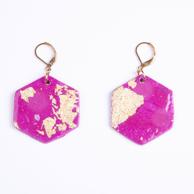 Σκουλαρίκια πολυγωνικά από πολυμερικό πηλό με φύλλο χρυσού σε μωβ απόχρωση με ατσάλινο κούμπωμα