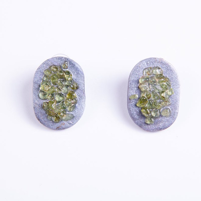 Σκουλαρίκια από πολυμερικό πηλό οβάλ, γκρι, με ημιπολύτιμες πέτρες τσιπς τουρμαλίνη και ατσάλινο καρφάκι