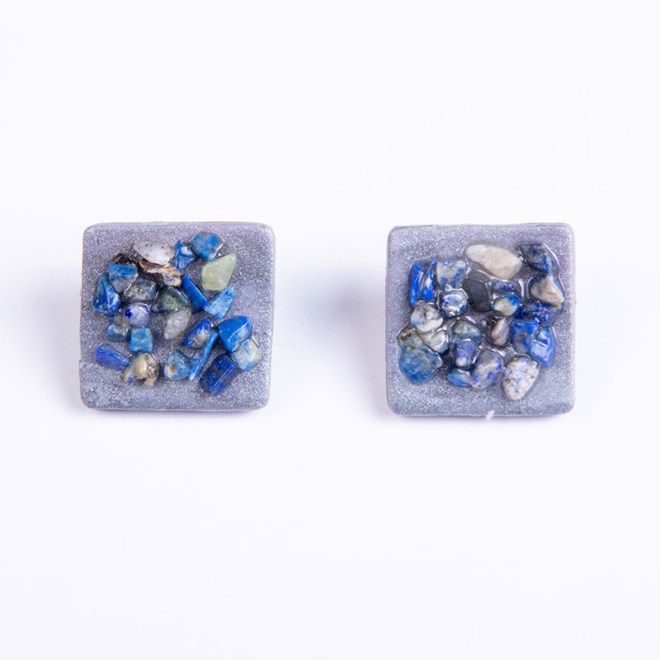 Σκουλαρίκια από πολυμερικό πηλό τετράγωνα, γκρι, studs, με ημιπολύτιμες πέτρες τσιπς λάπις λάζουλι και ατσάλινο καρφάκι
