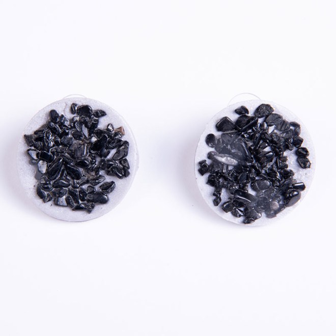 Σκουλαρίκια από πολυμερικό πηλό γκρι στρόγγυλο με ημιπολύτιμες πέτρες τσιπς μαύρο αχάτη και ατσάλινο καρφάκι