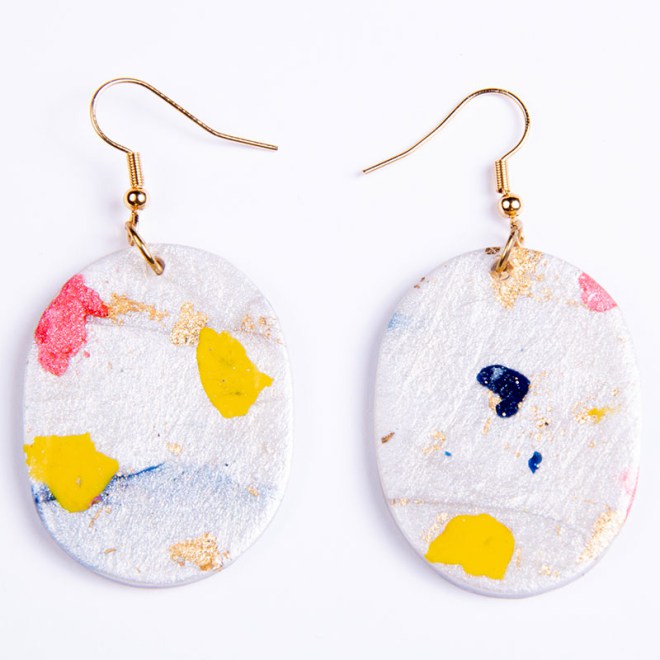 Σκουλαρίκια από πολυμερικό πηλό οβάλ, περλέ "color splash" series, με φύλλο χρυσού και ατσάλινο γαντζάκι επιχρυσωμένο