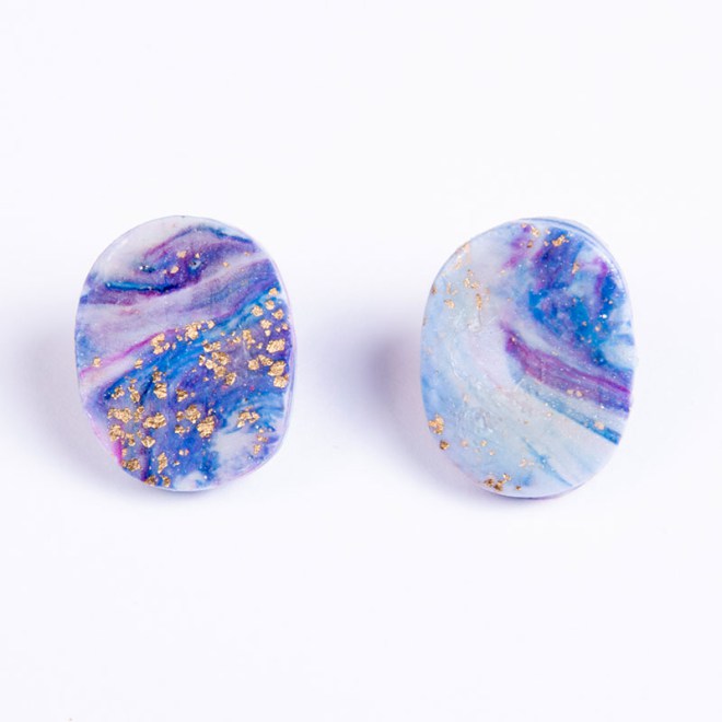 Σκουλαρίκια από πολυμερικό πηλό μικρό οβάλ studs "summer sky" series, με φύλλο χρυσού και ατσάλινο καρφάκι