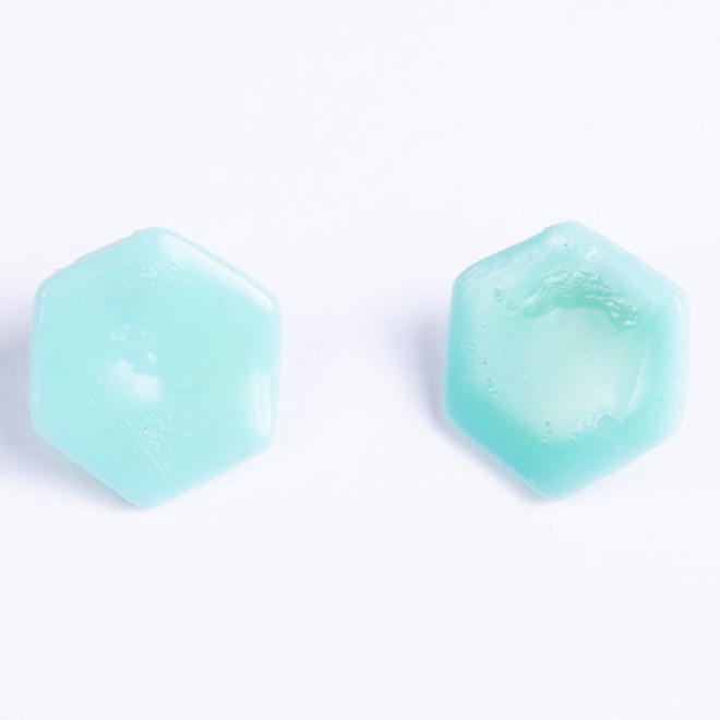 Σκουλαρίκια από πολυμερικό πηλό πολύγωνα μικρά studs στο χρώμα της μέντας με ατσάλινα καρφάκια