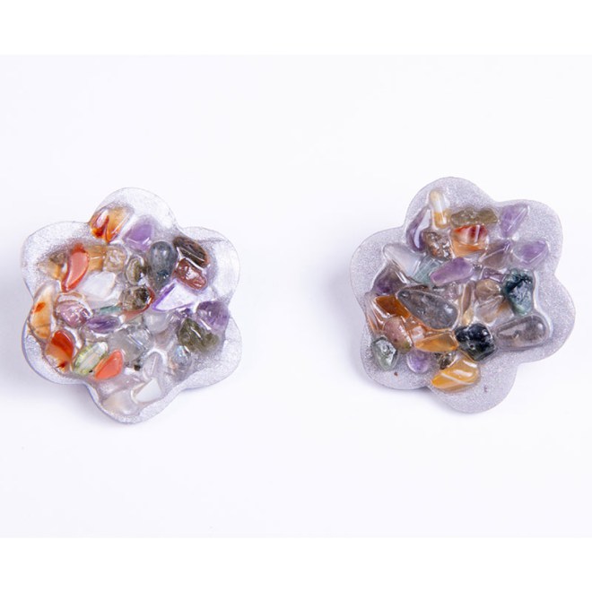 Σκουλαρίκια από πολυμερικό πηλό λουλούδι, γκρι, με ημιπολύτιμες πέτρες τσιπς mix και ατσάλινο καρφάκι