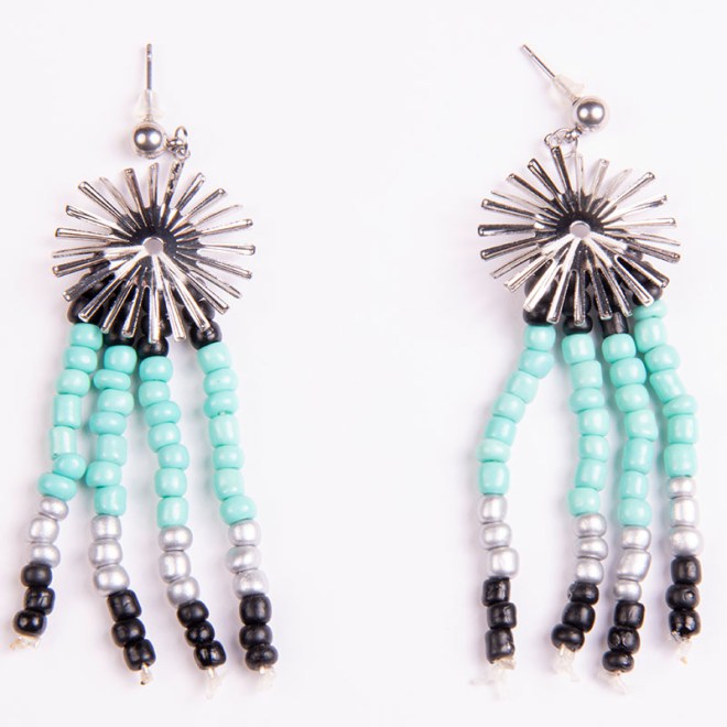 Σκουλαρίκια με επάργυρο μοτίφ με ακτίνες και γυάλινες πέτρες σε μαύρο, πετρόλ και ασημί με ατσάλινη μπίλια καρφάκι