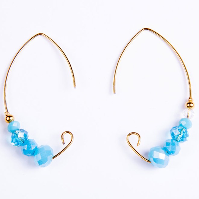 Σκουλαρίκια από memory wire επίχρυσα με κρυστάλλινες χάντρες σε γαλάζιες αποχρώσεις