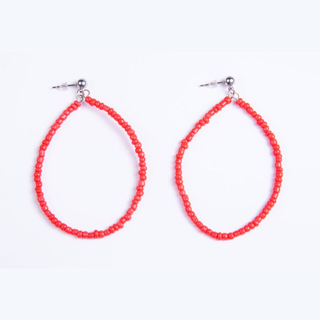 Σκουλαρίκια οβάλ με ατσαλόσυρμα, γυάλινες χάντρες 3mm κόκκινο, και ατσάλινη μπίλια καρφάκι