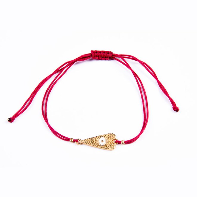 Βραχιόλι με επίχρυσο μοτίφ 24Κ καρδιά dagger με ματάκι λευκό σμάλτο σε σκούρο κόκκινο κορδόνι, με αυξομείωση
