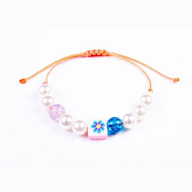 Παιδικό βραχιόλι με ακρυλικές πέρλες λευκές, γυάλινες χάντρες κρακελέ διάφανη και μπλε, και φίμο χάντρα με λουλούδι, σε σομόν κορδόνι με αυξομείωση