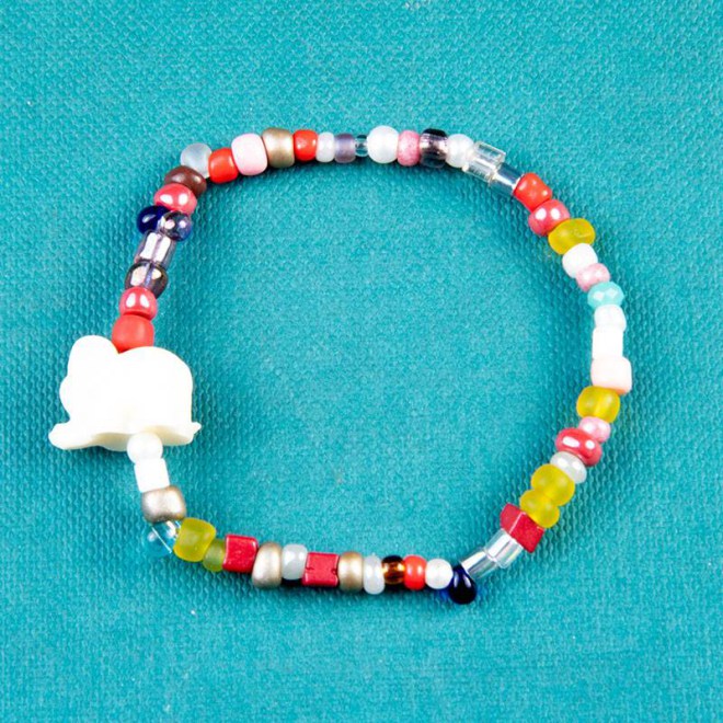 Παιδικό βραχιόλι με γυάλινες χάντρες multi 6 και ελεφαντάκι από πάστα κοραλιού λευκό, σε κορδόνι σιλικόνης