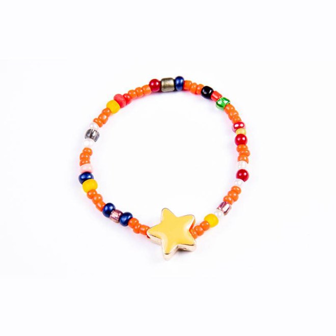Παιδικό βραχιόλι πολύχρωμο με γυάλινες χάντρες και ακρυλική χάντρα αστέρι με κίτρινο σμάλτο, σε κορδόνι σιλικόνης