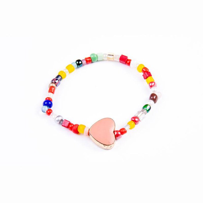 Παιδικό βραχιόλι με πολύχρωμες γυάλινες χάντρες και ακρυλική χάντρα καρδιά με σμάλτο ροζ