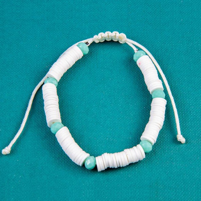 Βραχιόλι με φίμο ροδέλες λευκές, κρυστάλλινες χάντρες τυρκουάζ, με αυξομείωση