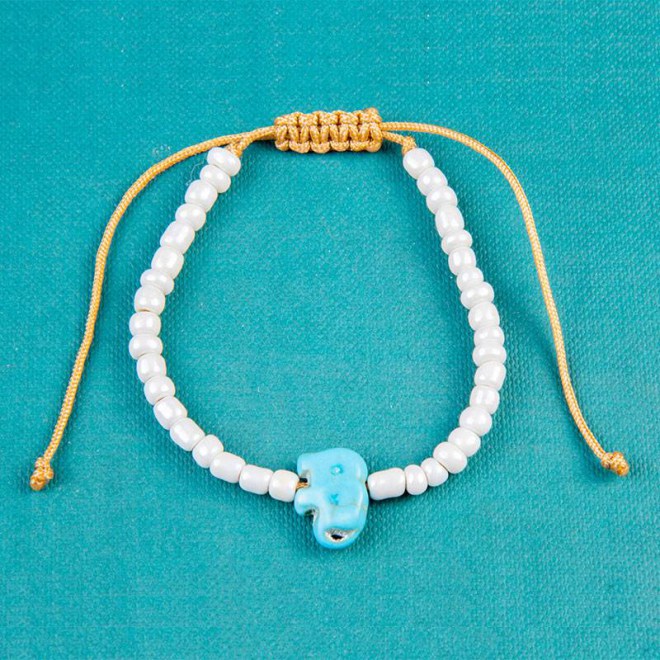 Παιδικό βραχιόλι με γυάλινες λευκές περλέ χάντρες, χάντρα ελεφαντάκι από χαολίτη τυρκουάζ, με αυξομείωση