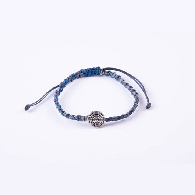 Βραχιόλι μακραμέ με μπλε μούλτι κερωμένο κορδόνι με μεταλλικό στοιχείο σπείρα, με αυξομείωση