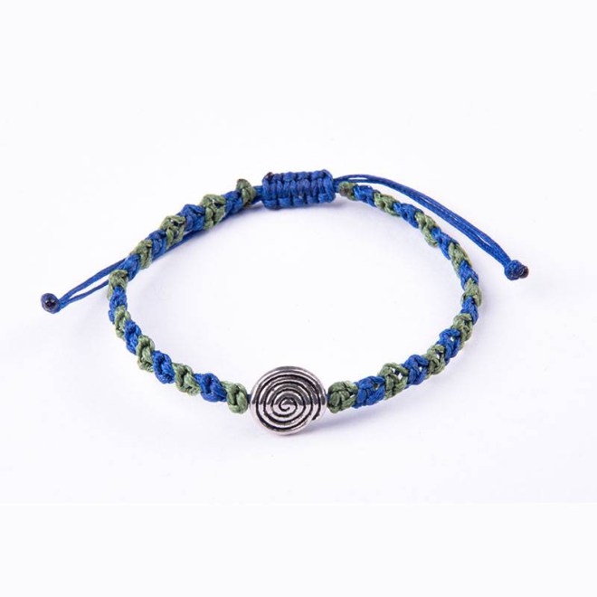 Βραχιόλι μακραμέ με μπλε και πράσινο κερωμένο κορδόνι με μεταλλικό στοιχείο σπείρα, με αυξομείωση