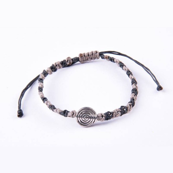 Βραχιόλι μακραμέ με γκρι και μαύρο κερωμένο κορδόνι με μεταλλικό στοιχείο σπείρα, με αυξομείωση