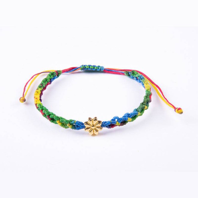Βραχιόλι μακραμέ infinity με μεταλλικό στοιχείο λουλούδι, με κερωμένο κορδόνι multicolor, με αυξομείωση