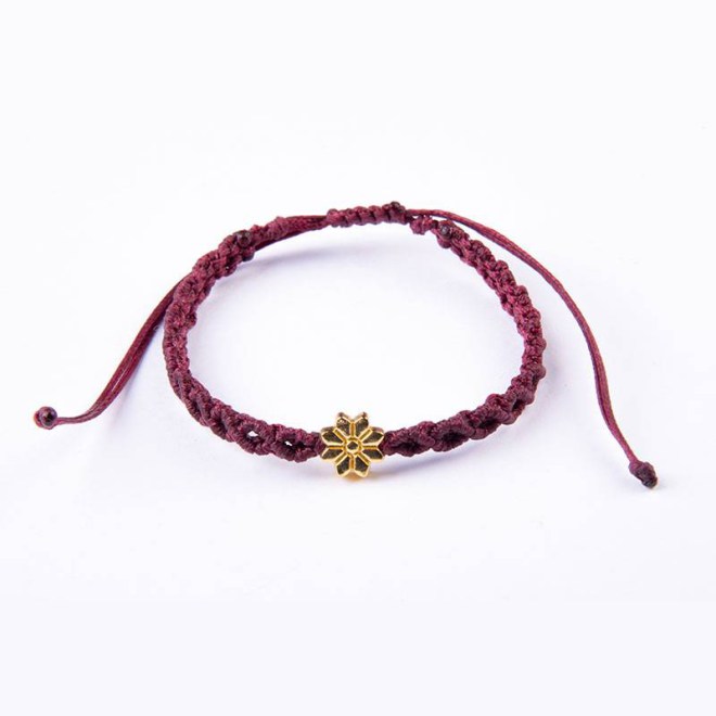 Βραχιόλι μακραμέ infinity με μεταλλικό στοιχείο λουλούδι, με κερωμένο κορδόνι wine red, με αυξομείωση