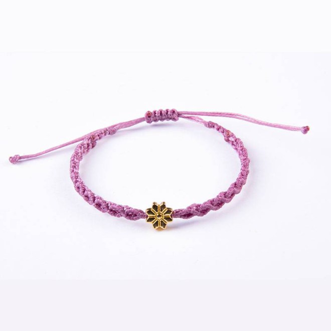 Μακραμέ βραχιόλι infinity με μεταλλικό στοιχείο λουλούδι, με κορδόνι κερωμένο λιλά, με αυξομείωση