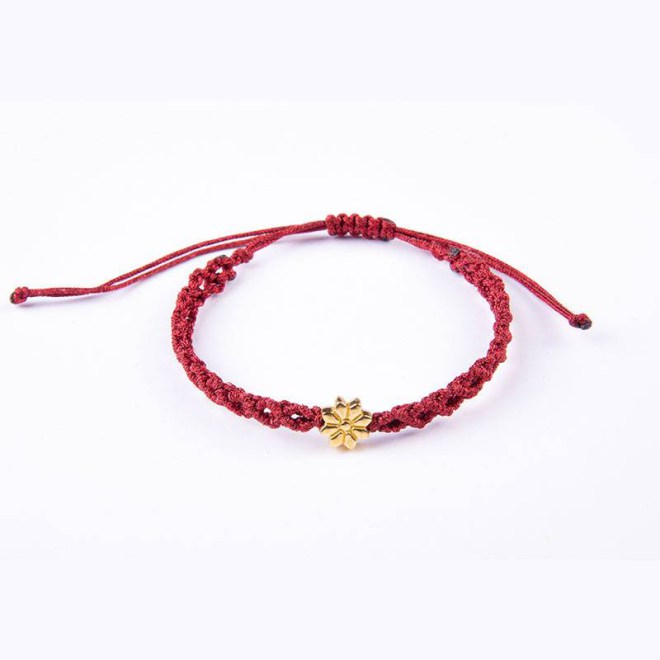Μακραμέ βραχιόλι infinity με μεταλλικό στοιχείο λουλούδι, με κορδόνι metallic red, με αυξομείωση
