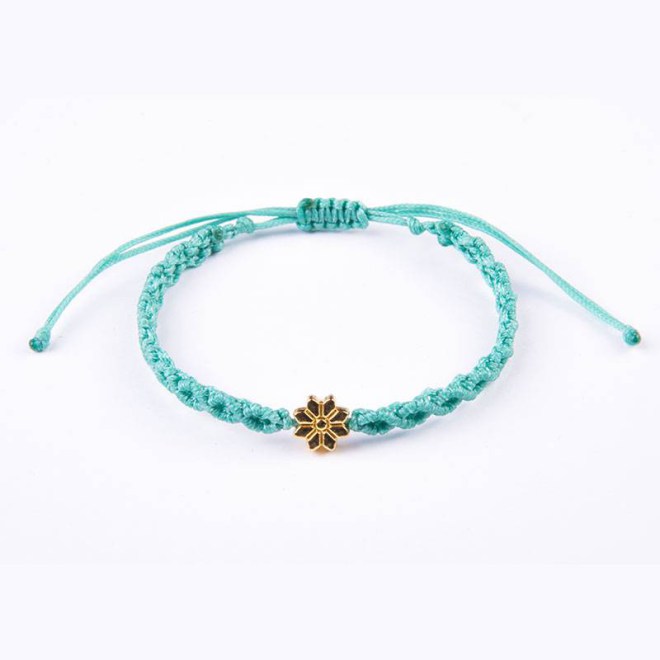 Μακραμέ βραχιόλι infinity με μεταλλικό στοιχείο λουλούδι, με κορδόνι κερωμένο τυρκουάζ, με αυξομείωση
