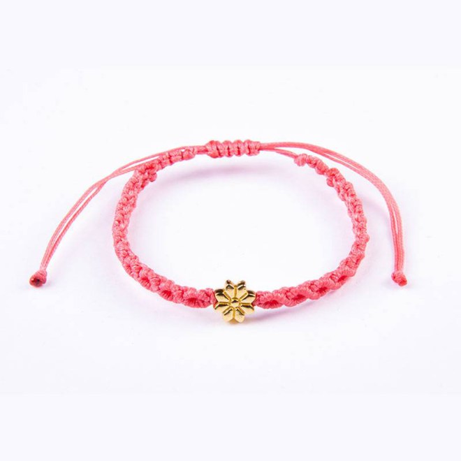 Μακραμέ βραχιόλι infinity με μεταλλικό στοιχείο λουλούδι, με κορδόνι κερωμένο κοραλλί, με αυξομείωση
