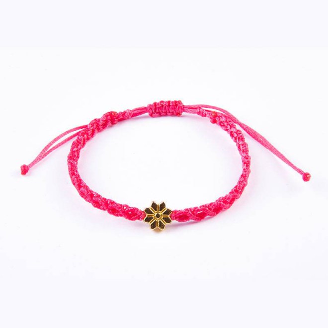 Μακραμέ βραχιόλι infinity με μεταλλικό στοιχείο λουλούδι, με κορδόνι κερωμένο φούξια, με αυξομείωση