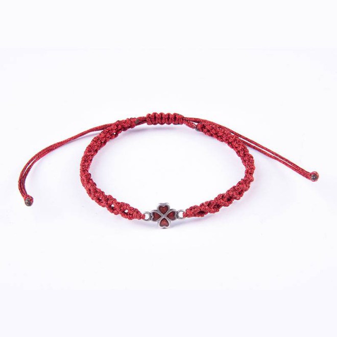 Μακραμέ βραχιόλι με μεταλλικό στοιχείο ασημί τετράφυλλο τριφύλλι με κόκκινο σμάλτο, με κορδόνι metallic red, με αυξομείωση