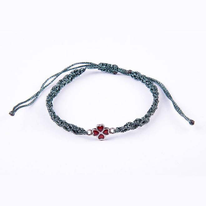 Μακραμέ βραχιόλι με μεταλλικό στοιχείο ασημί τετράφυλλο τριφύλλι με κόκκινο σμάλτο, με κορδόνι metallic green, με αυξομείωση