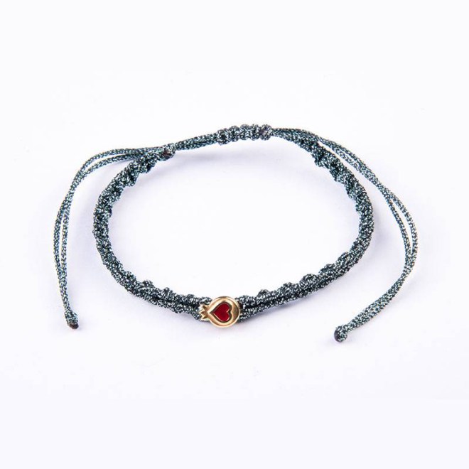 Μακραμέ βραχιόλι με μεταλλικό στοιχείο επίχρυσο ρόδι με καρδιά με κόκκινο σμάλτο, με κορδόνι metallic green, με αυξομείωση