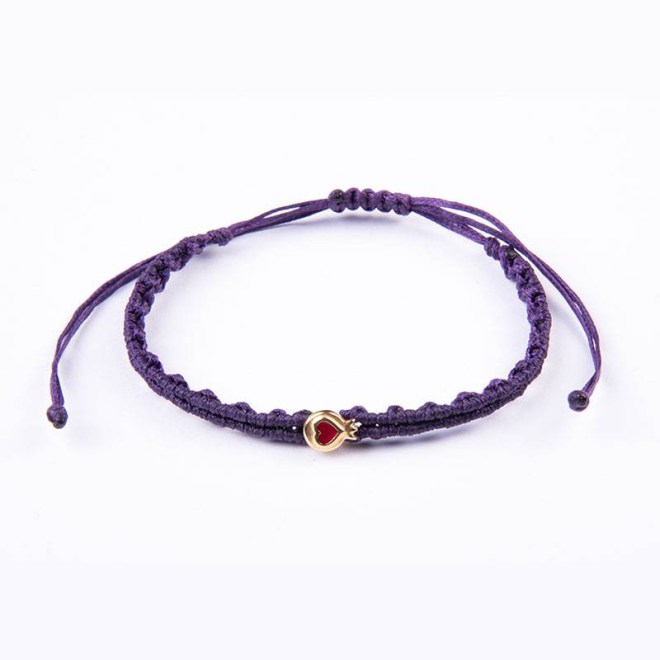 Μακραμέ βραχιόλι με μεταλλικό στοιχείο επίχρυσο ρόδι με καρδιά με κόκκινο σμάλτο, με κορδόνι μωβ, με αυξομείωση