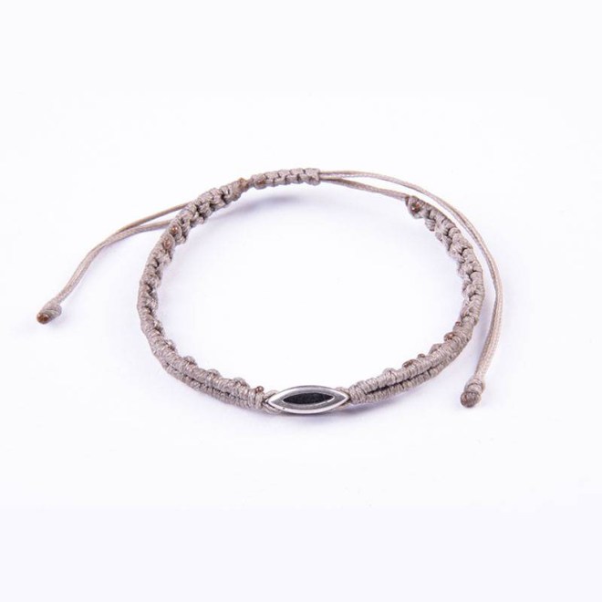 Βραχιόλι μακραμέ με γκρι κερωμένο κορδόνι με μεταλλικό στοιχείο οβάλ, με αυξομείωση 