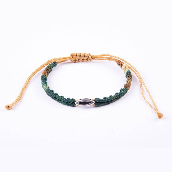 Βραχιόλι μακραμέ με πράσινο μούλτι κερωμένο κορδόνι με μεταλλικό στοιχείο οβάλ, με αυξομείωση