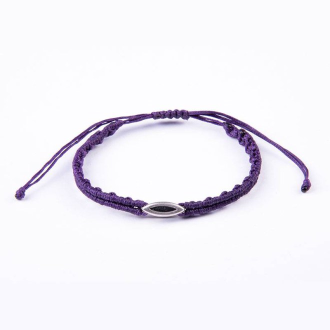 Βραχιόλι μακραμέ με μωβ κερωμένο κορδόνι με μεταλλικό στοιχείο οβάλ, με αυξομείωση 