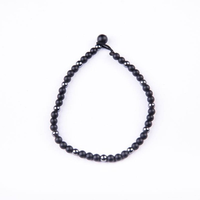 Βραχιόλι με μαύρο όνυχα και αιματίτη φυσικό χρώμα 4mm, κλείνει με κούμπωμα χάντρα