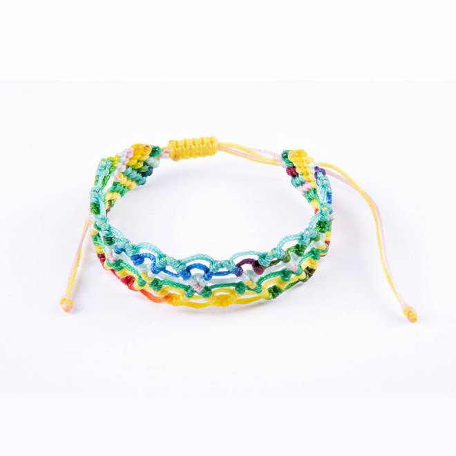 Βραχιόλι μακραμέ πολύχρωμο με κερωμένα κορδόνια, κλείνει με αυξομείωση