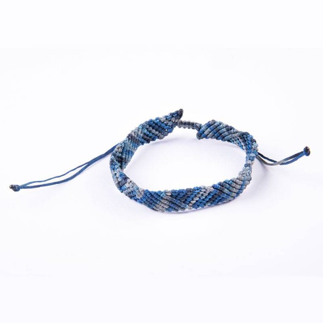Βραχιόλι μακραμέ με μπλε μούλτι κερωμένα κορδόνια, κλείνει με αυξομείωση