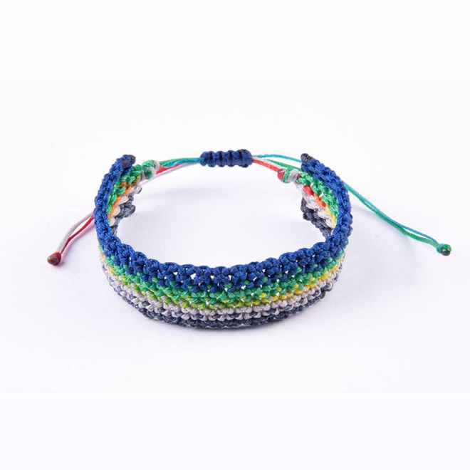 Βραχιόλι μακραμέ με μπλε μούλτι-γκρι-πράσινο κερωμένα κορδόνια, κλείνει με αυξομείωση