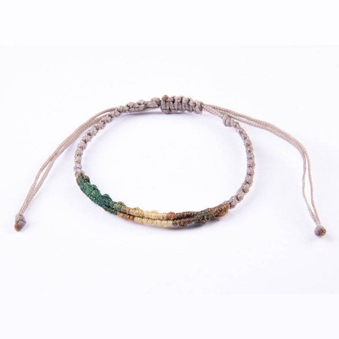 Βραχιόλι μακραμέ με πράσινο μούλτι-γκρι κερωμένα κορδόνια, κλείνει με αυξομείωση