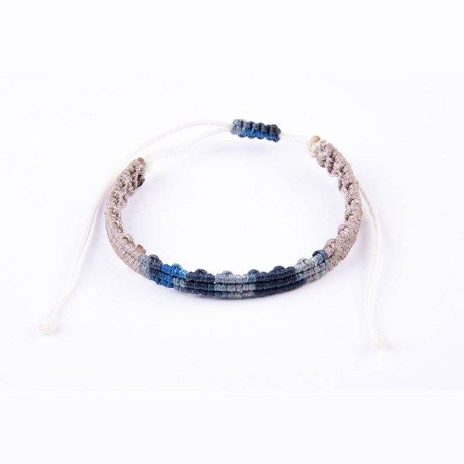 Βραχιόλι μακραμέ με μπλε μούλτι-γκρι κερωμένα κορδόνια, κλείνει με αυξομείωση