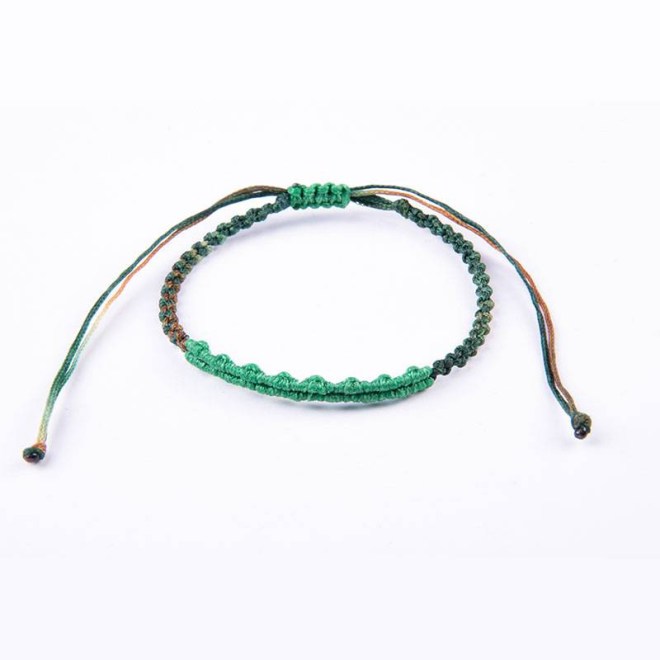 Βραχιόλι μακραμέ με πράσινο μούλτι-πράσινο μέντα κερωμένα κορδόνια, κλείνει με αυξομείωση