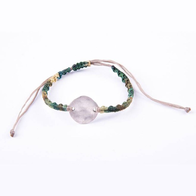 Βραχιόλι μακραμέ με μεταλλικό μοτίφ δίσκο σφυρήλατο σε μούλτι πράσινο κερωμένο κορδόνι, κλείνει με αυξομείωση