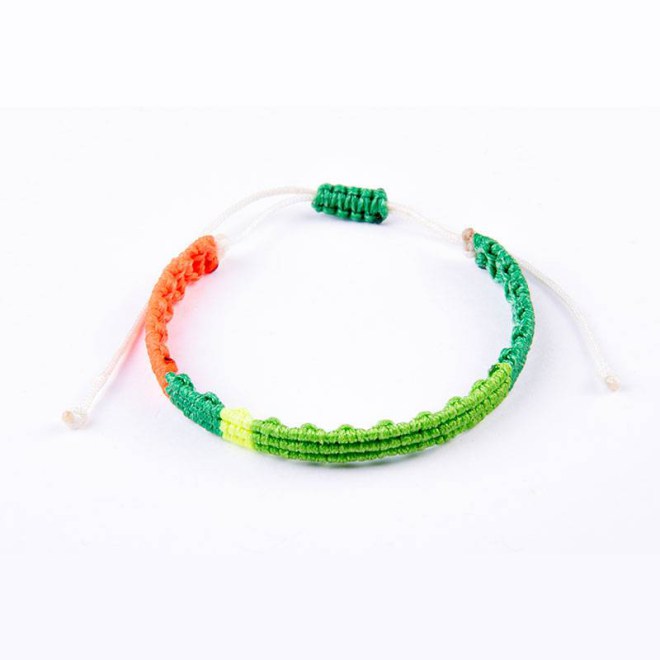 Βραχιόλι μακραμέ με πράσινο, πορτοκαλί φλούο πράσινο κερωμένο κορδόνι, κλείνει με αυξομείωση